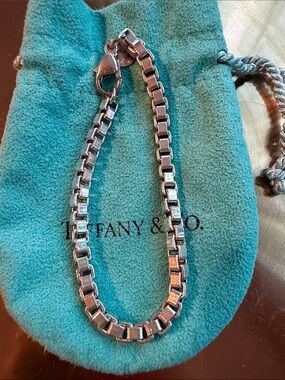 Tiffany & Co Vintage Venetian Bracelet
925 Sterling Silver with pouch